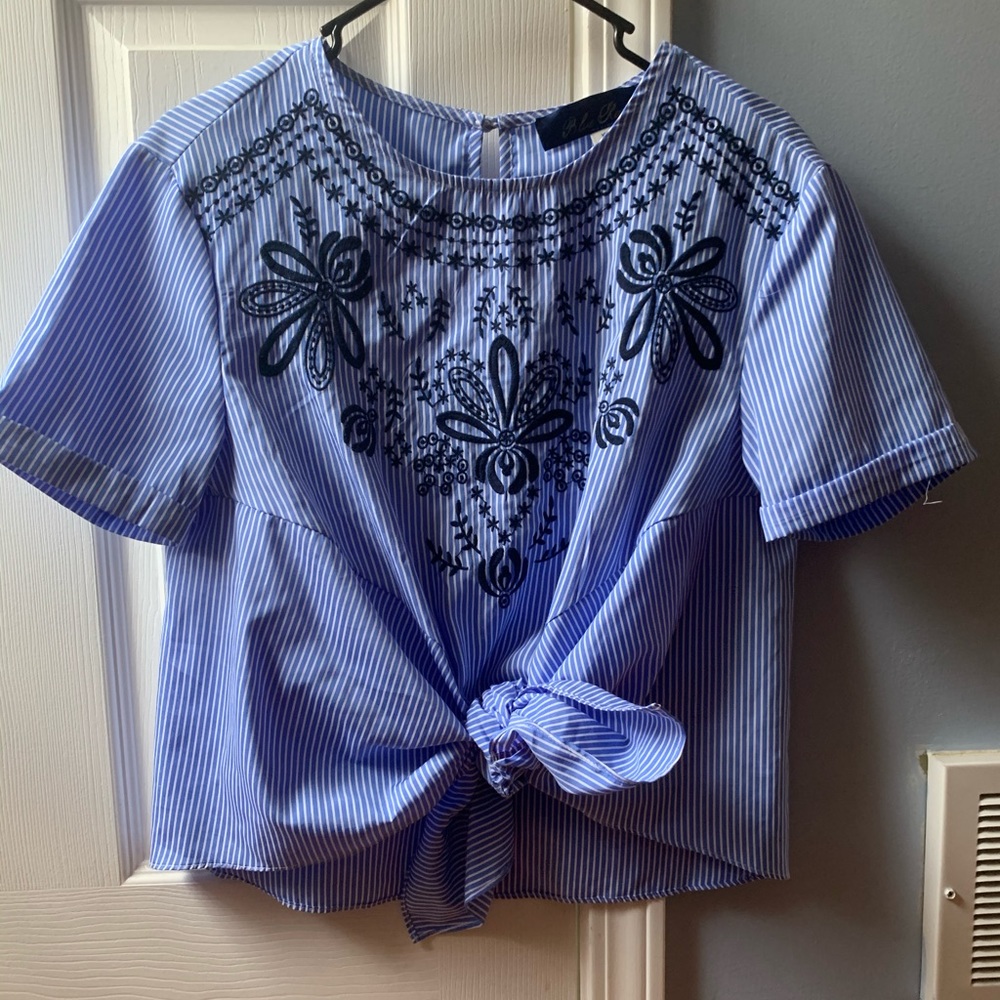 Super cute blue front tie top (XS-M)